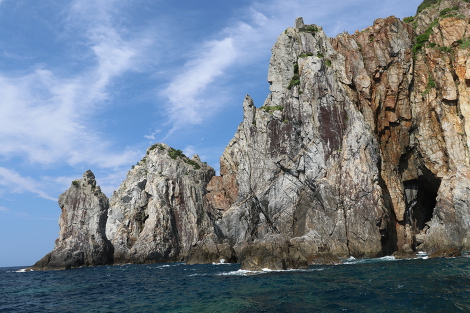 観音岩（左端）も海から見るとこんな形