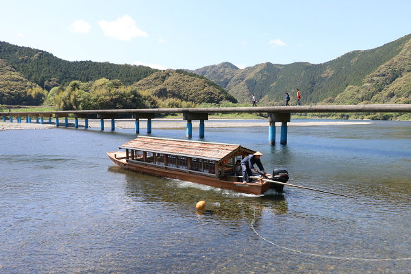 佐田沈下橋から三里沈下橋の二つをくぐります 佐田沈下橋から三里沈下橋の二つをくぐります