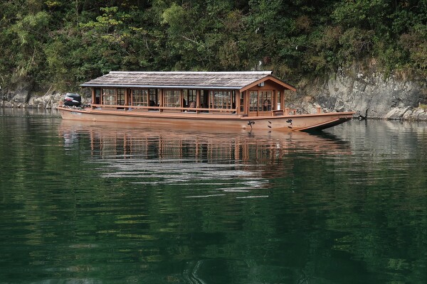 風情ある屋形船でしばしの憩い 風情ある屋形船でしばしの憩い