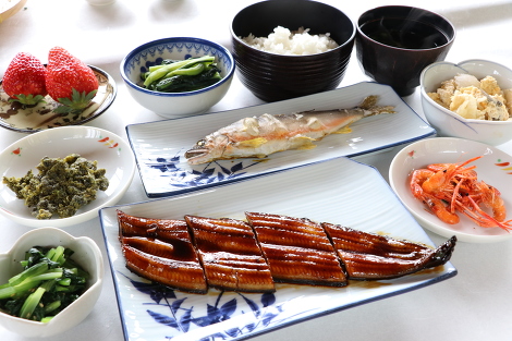 船内で提供の四万十グルメコースの一例(別途要予約) 船内で提供の四万十グルメコースの一例(別途要予約)