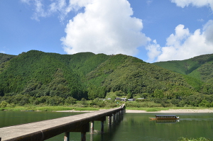 日本の田舎の原風景のような高瀬沈下橋 日本の田舎の原風景のような高瀬沈下橋