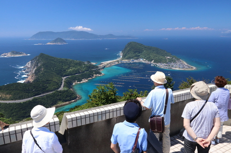 エメラルドグリーンの海が縁取る柏島を望む大堂山展望台