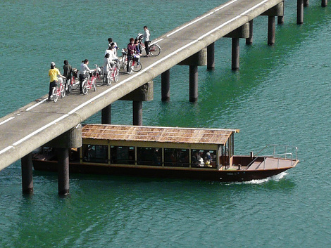 三里沈下橋をくぐる屋形船 三里沈下橋をくぐる屋形船