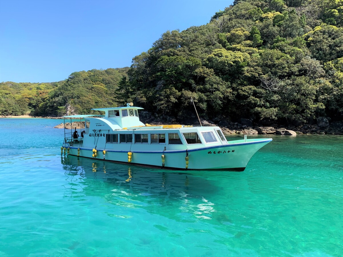 見残し湾に浮かぶグラスボート