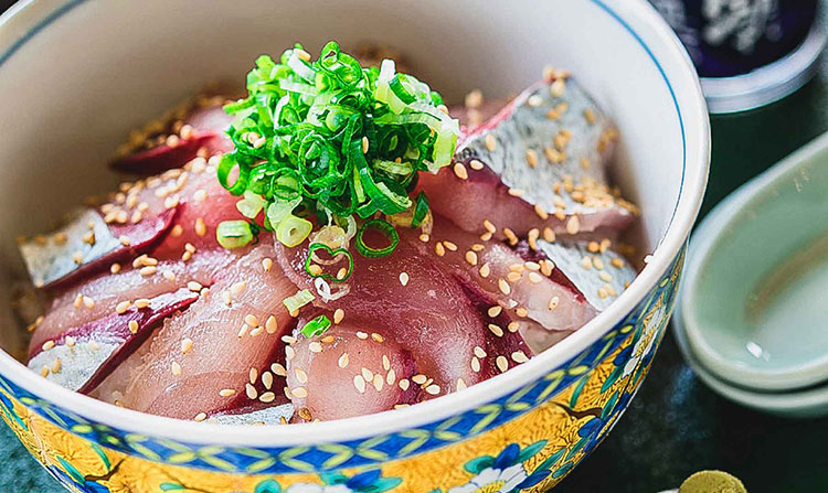 新鮮だから食べられる「清水サバぶっかけ丼」。土佐清水さかなセンター 足摺黒潮市場