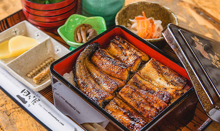 天然うなぎ料理と四万十川の幸が味わえる。四万十屋