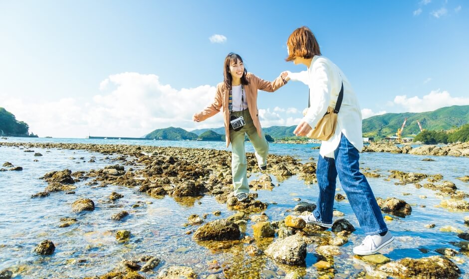 大潮の干潮に現れる全長約300mの海の道