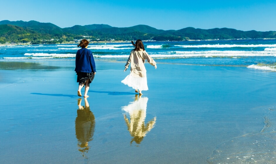 出会えたあなたはラッキー まるでウユニ塩湖のように幻想的な「入野海岸」