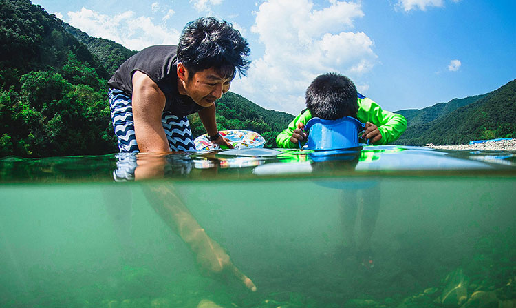 大人も子どもも本気遊び！四万十川で川遊び