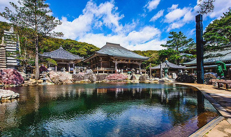 うっそうと茂る亜熱帯樹林の中に建つ寺第38番札所 金剛福寺