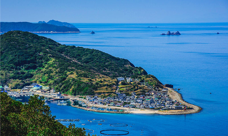 どこか懐かしい海辺の街並と美しい海